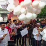 Para paslon bersiap melepaskan rangkaian balon. Foto: Line1.News/Yasir