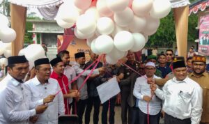 Para paslon bersiap melepaskan rangkaian balon. Foto: Line1.News/Yasir