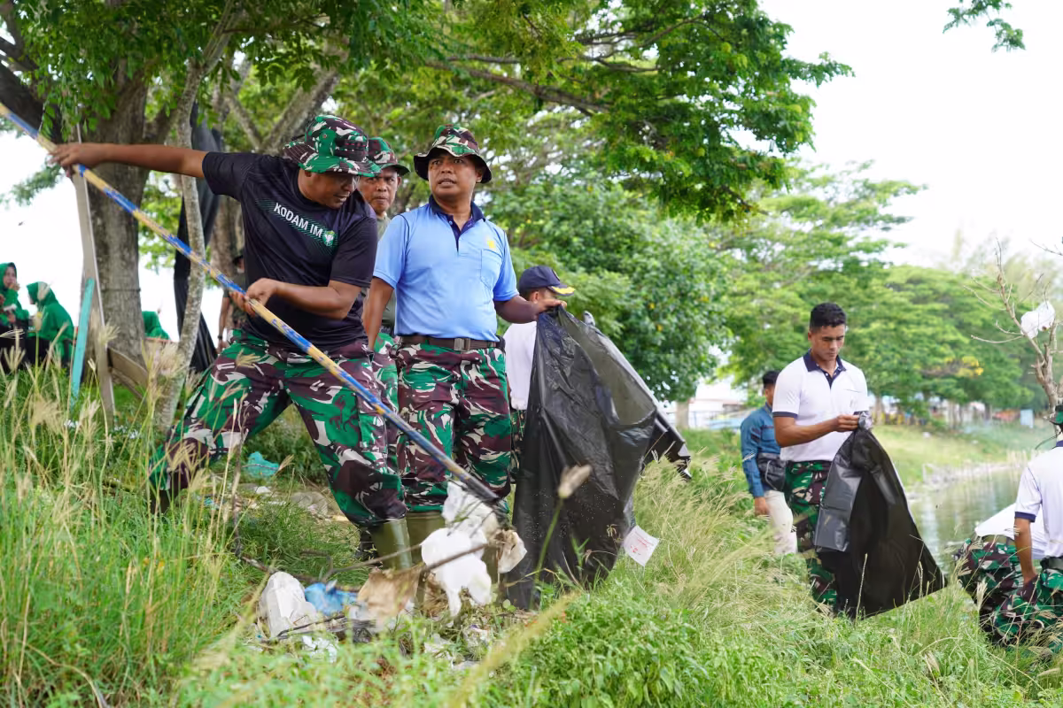 Danrem 011 Lilawangsa Kolonel Inf Ali Imran membersihkan sampah di Waduk Lhokseumawe. Foto: Istimewa