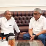 Calon Gubernur Aceh nomor urut satu, Bustami Hamzah atau Om Bus, berkunjung ke kediaman Zakaria Saman atau Apa Karya di Keude Keumala, Pidie, Minggu sore, 29 September 2024. Foto for Line1.News