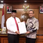 Pj Gubernur Aceh Safrizal ZA menyerahkan SK perpanjangan masa jabatan kepada Pj Bupati Aceh Selatan Cut Syazalisma. Foto: Istimewa