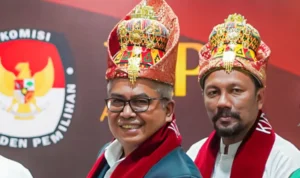 Bustami Hamzah dan Muhammad Fadhil Rahmi di Komisi Independen Pemilihan (KIP) Aceh, Jumat, 13 September 2024. Foto: Humas KIP Aceh