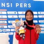 Radhwah Raihanah usai menerima medali perunggu angkat berat nomor 52 kilogram putri. Foto: MC PON ACEH/Fitri Juliana