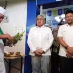 Ulama Aceh, Ayah Lamno atau Abon Tajuddin, melakukan peusijuek Posko Tim Pemenangan Pusat Calon Gubernur-Calon Wakil Gubernur Aceh, Bustami Hamzah-M Fadhil Rahmi di Banda Aceh, Senin, 1 Oktober 2024. Foto for Line1.News