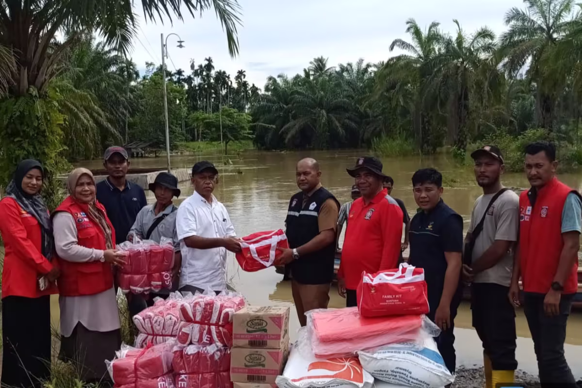 Dinsos PPPA Aceh Utara menyalurkan bantuan masa panik kepada para korban banjir di Kecamatan Matangkuli, Tanah Luas, dan Pirak Timu, Selasa, 8 Oktober 2024. Foto: Dok. Humas Pemkab Aceh Utara