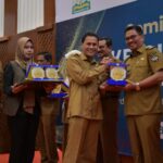 Pj Wali Kota Lhokseumawe Terima TAPE Awards 2024 Atas Kinerja Lingkungan Hidup