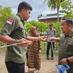 Petugas mengukur objek perkara di sidang descente di Darul Imarah