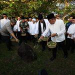 Tabur bunga di kuburan massal tsunami Ulee Lheue