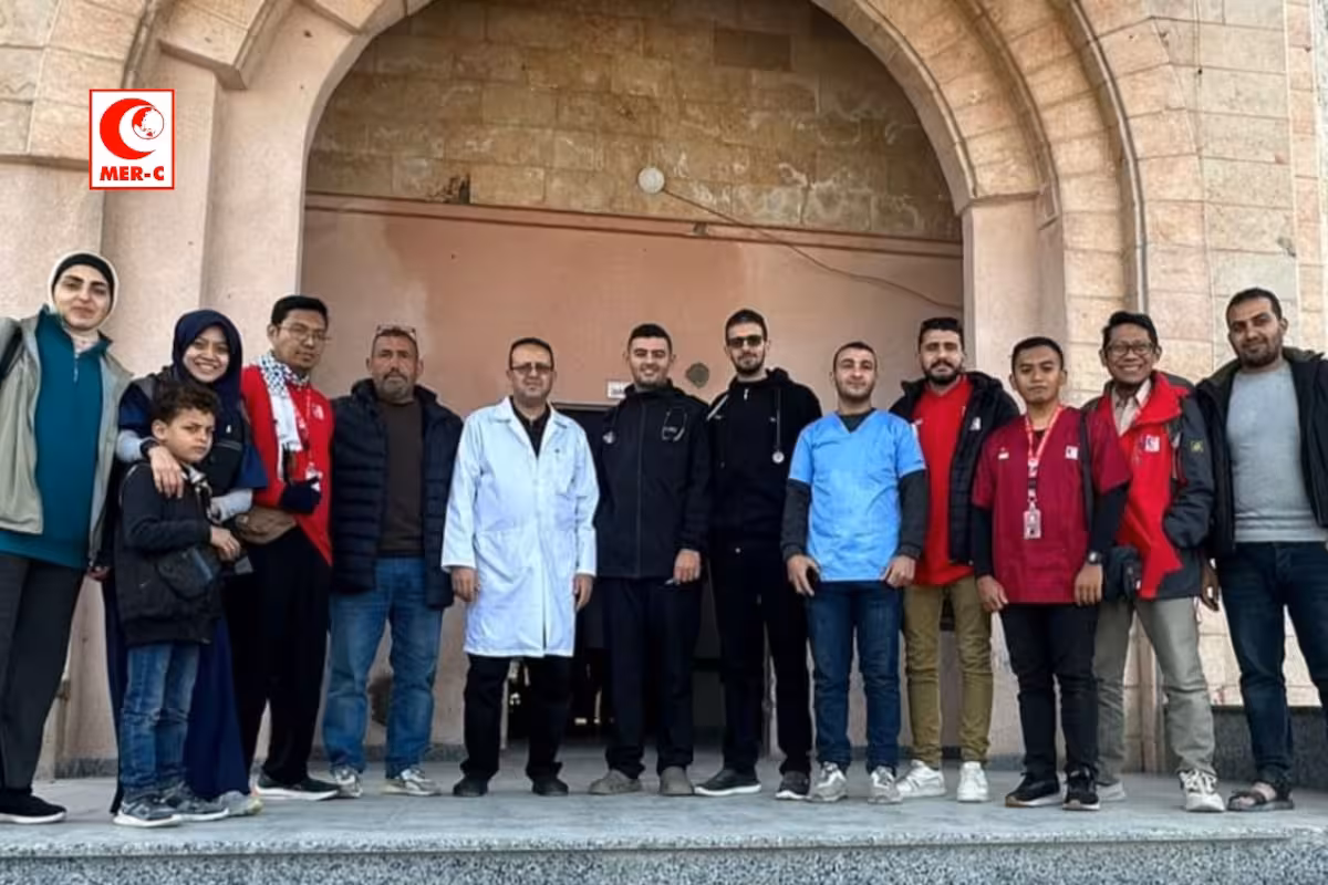 Para dokter dan tim medis