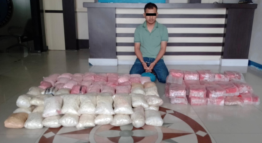 seorang pelaku dan barang bukti narkotika yang disita BNNP Aceh