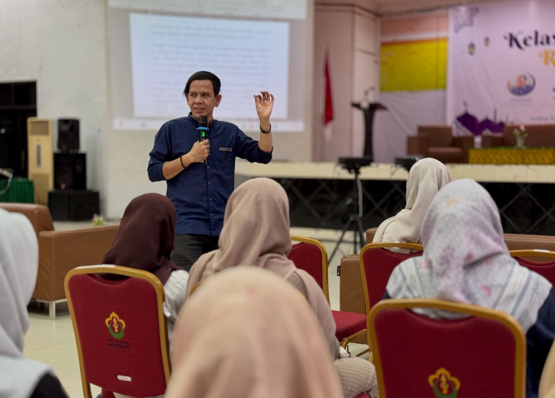 Ketua AJI Lhokseumawe periode 2021-2024, Irmansyah, menyampaikan materi seputar "Straight News". Foto: AJI Lhokseumawe
