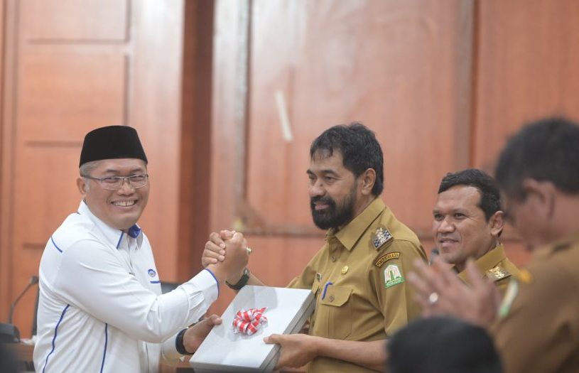 BPKP Aceh serahkan LED kepada Gubernur Mualem
