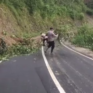 Pembersihan material longsor