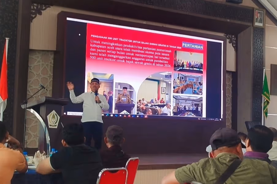 Bupati Ayahwa memaparkan program 100 hari kerja di depan awak media