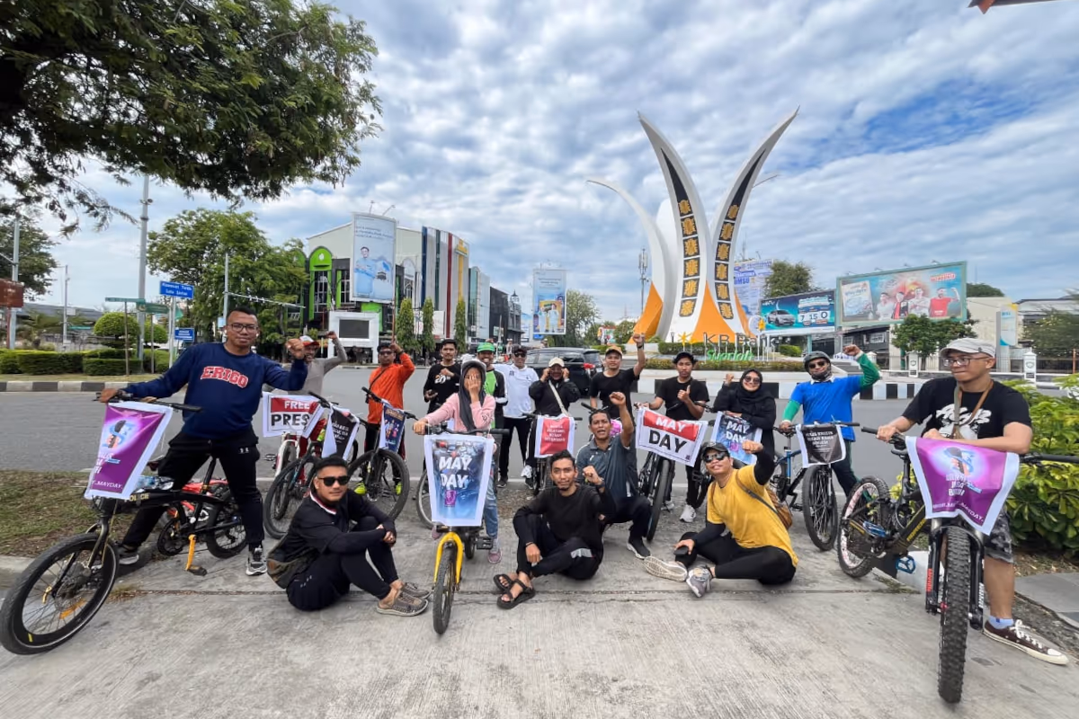JJurnalis di Banda Aceh peringati May Day 2025 dengan bersepeda