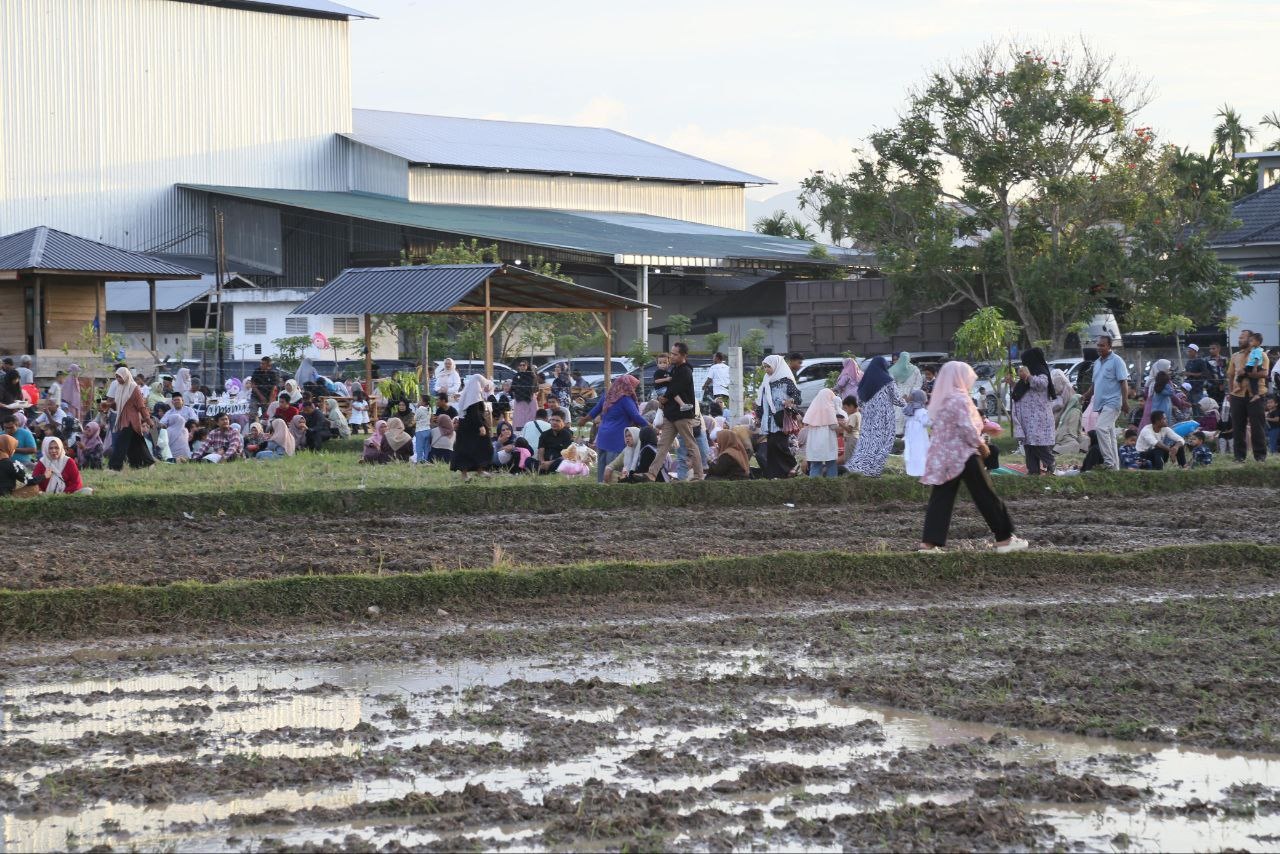Keluarga lihat pesawat jemaah haji lepas landas1