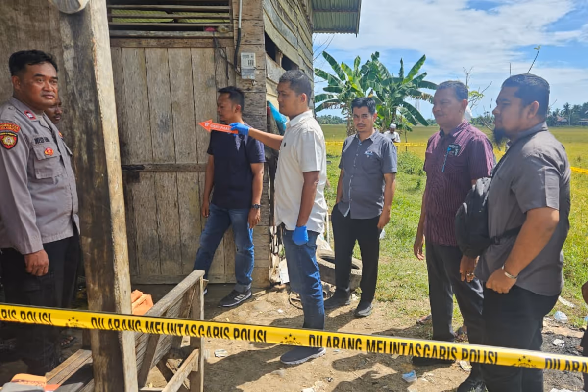 Polisi olah TKP di gudang penemuan mayat