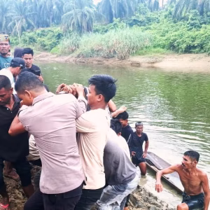 Evakuasi korban terkaman buaya