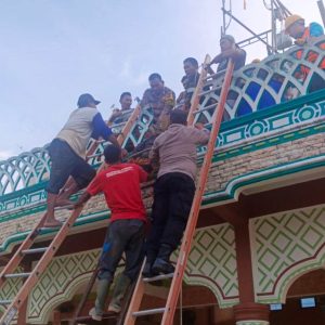 Evakuasi korban tersengat listrik