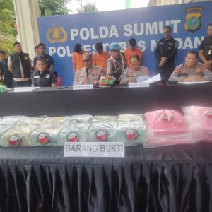 Kapolrestabes Medan Kombes Pol Gidion Arif Setyawan memaparkan pengungkapan kasus narkoba jaringan internasional Malaysia, Jumat (27/6/2025). Foto: Line1.News/Khairunnas