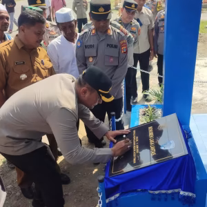 Kapolres Aceh Timur Irwan Kurniadi menandatangani prasasti monumen laka lantas