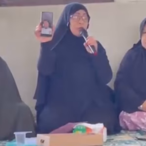 Rasidah (tengah) di sebuah acara