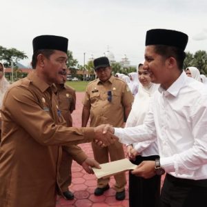 Wabup Aceh Besar Syukri A Jalil menyerahkan SK Pengangkatan CPNS
