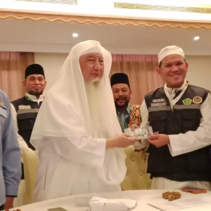 Wagub Dek Fad serahkan cenderamata