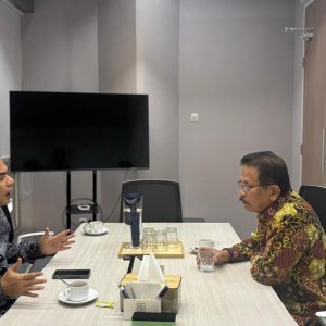 Wali Kota Lhokseumawe Sayuti Abubakar berdiskusi dengan CEO IBC Sofyan A Djalil