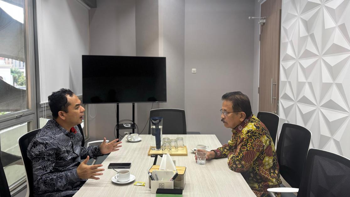 Wali Kota Lhokseumawe Sayuti Abubakar berdiskusi dengan CEO IBC Sofyan A Djalil