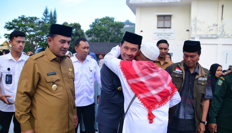 Bupati Haili Yoga dipeluk seorang haji Aceh Tengah