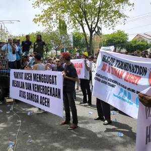 Demo depan kantor Gubernur Aceh