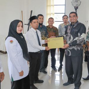 Kakankemenag Aceh Besar serahkan SK tiga kepala madrasah