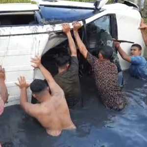 Mobil diduga milik komplotan pencuri kambing terguling ke tambak