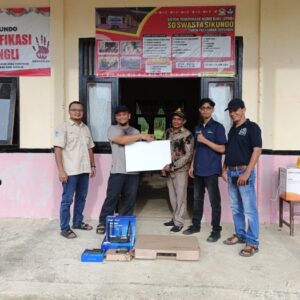 Pemasangan perangkat internet di SDS Sikundo