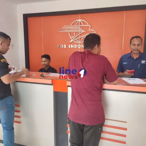 Penyaluran BSU di Kantor Pos Idi Rayeuk