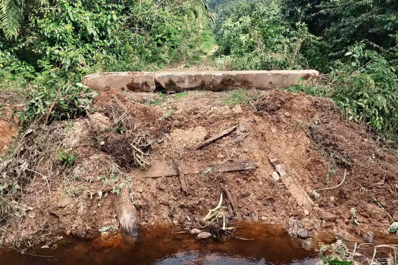 Sebuah jembatan yang diduga dibongkar PT MIS