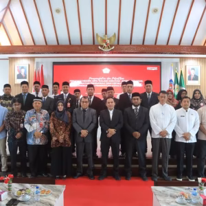 Wali Kota Lhokseumawe Sayuti Abubakar bersama 17 pejabat yang baru dilantik