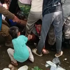 Warga berdesak desakan di pesta rakyat pernikahan anak Gubernur Jabar Dedi Mulyadi, Jumat, 18 Juli 2025