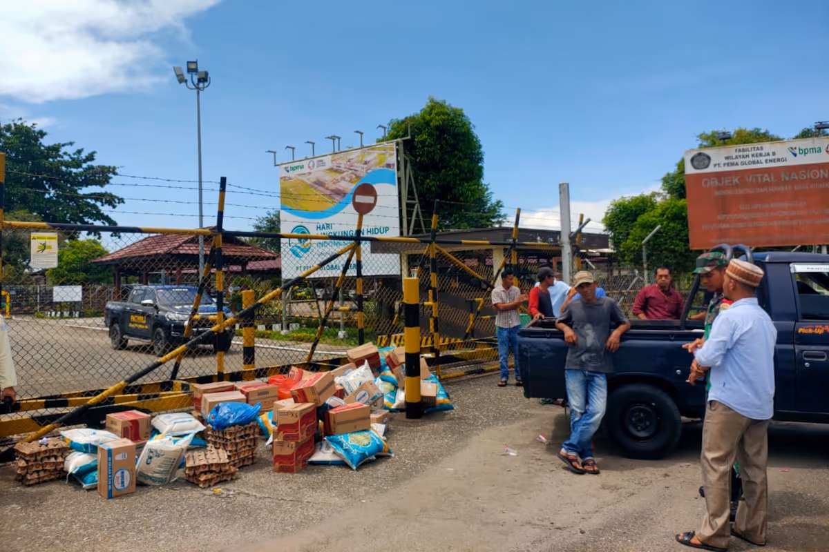 warga kembalikan bantuan PGE (1)