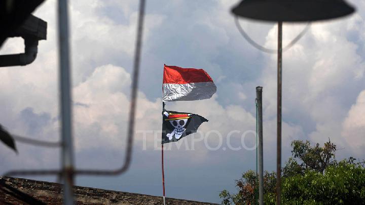 Bendera Jolly Roger bersanding dengan Bendera Merah Putih
