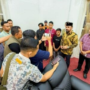 Bupati Al Farlaky dan lima nelayan