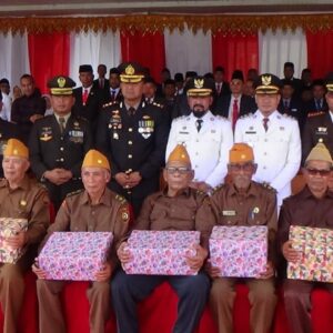 Bupati Al Farlaky foto bersama lima veteran