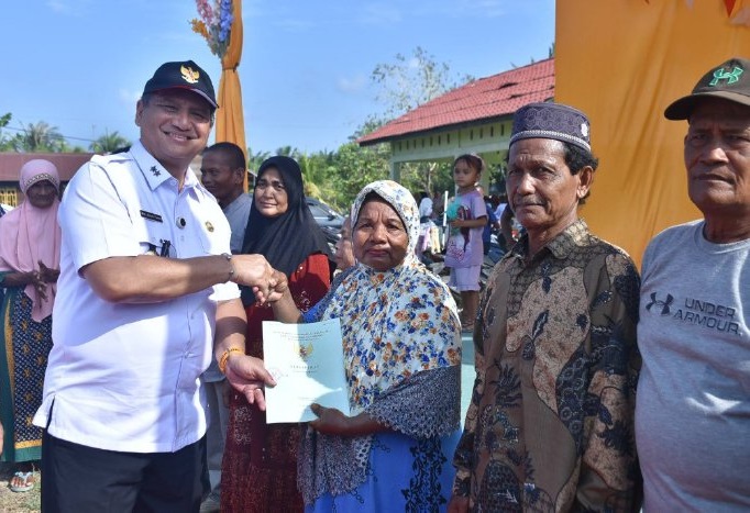Bupati Armia Pahmi serah sertifikat tanah warga Kuala Peunaga