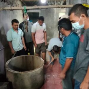 Evakuasi korban dari dalam sumur