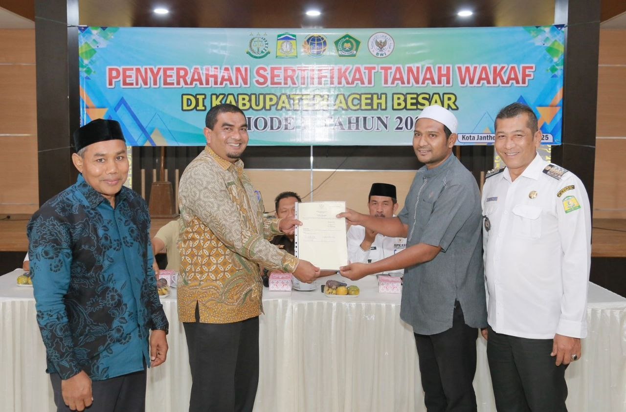 Kemenag Aceh Besar serahkan sertifikat tanah wakaf kepada salah satu nazir