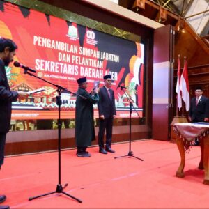 Mualem Lantik Sekda Aceh M Nasir