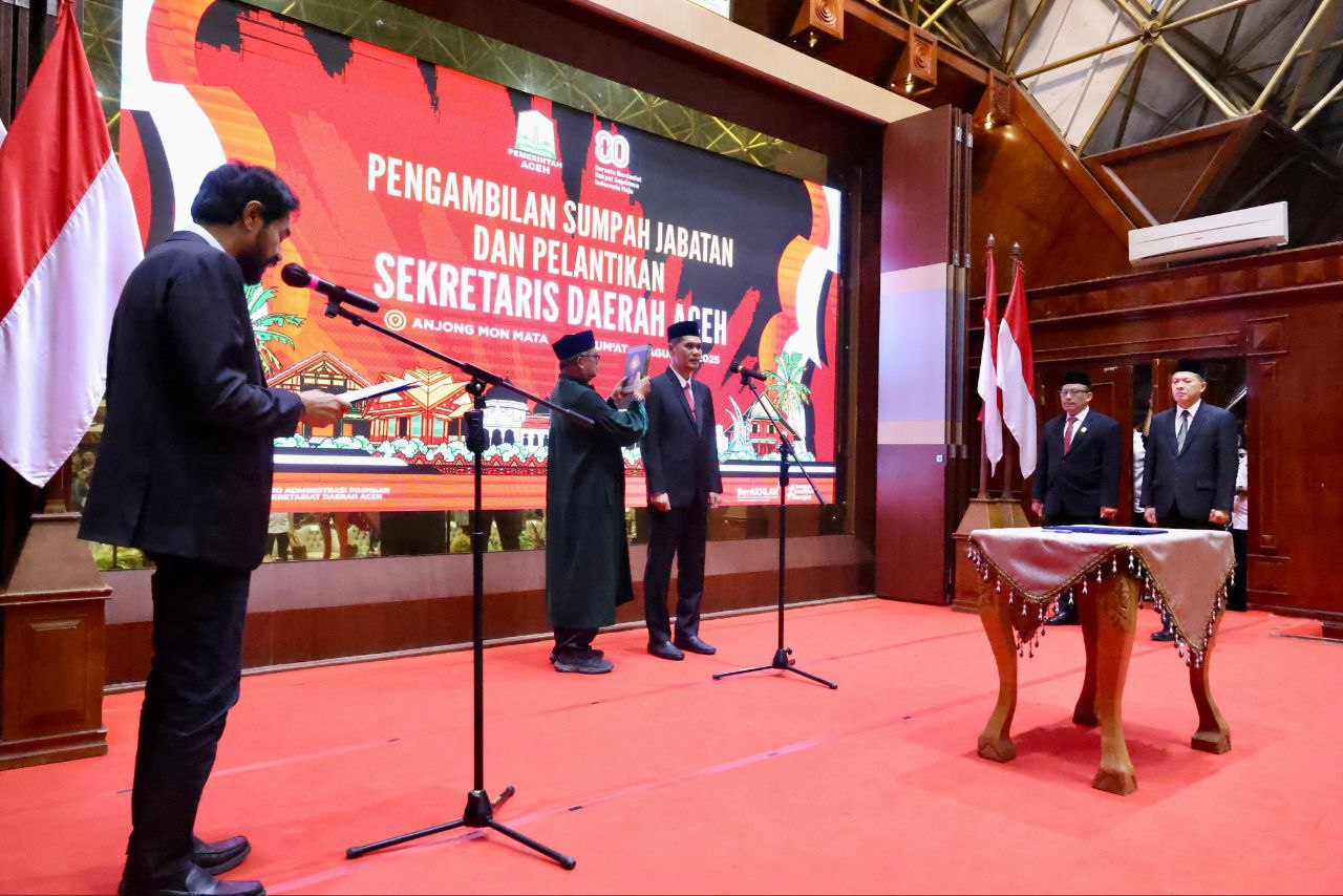 Mualem Lantik Sekda Aceh M Nasir