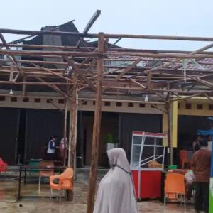Ruko warga di Woyla rusak dihempas angin