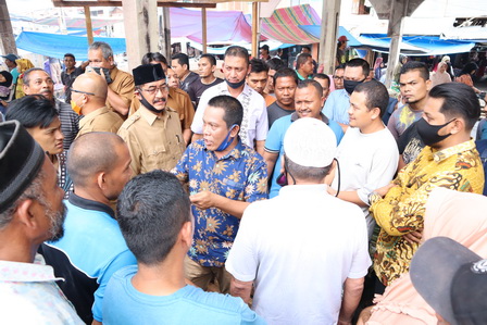 Berdialog dengan pedagang